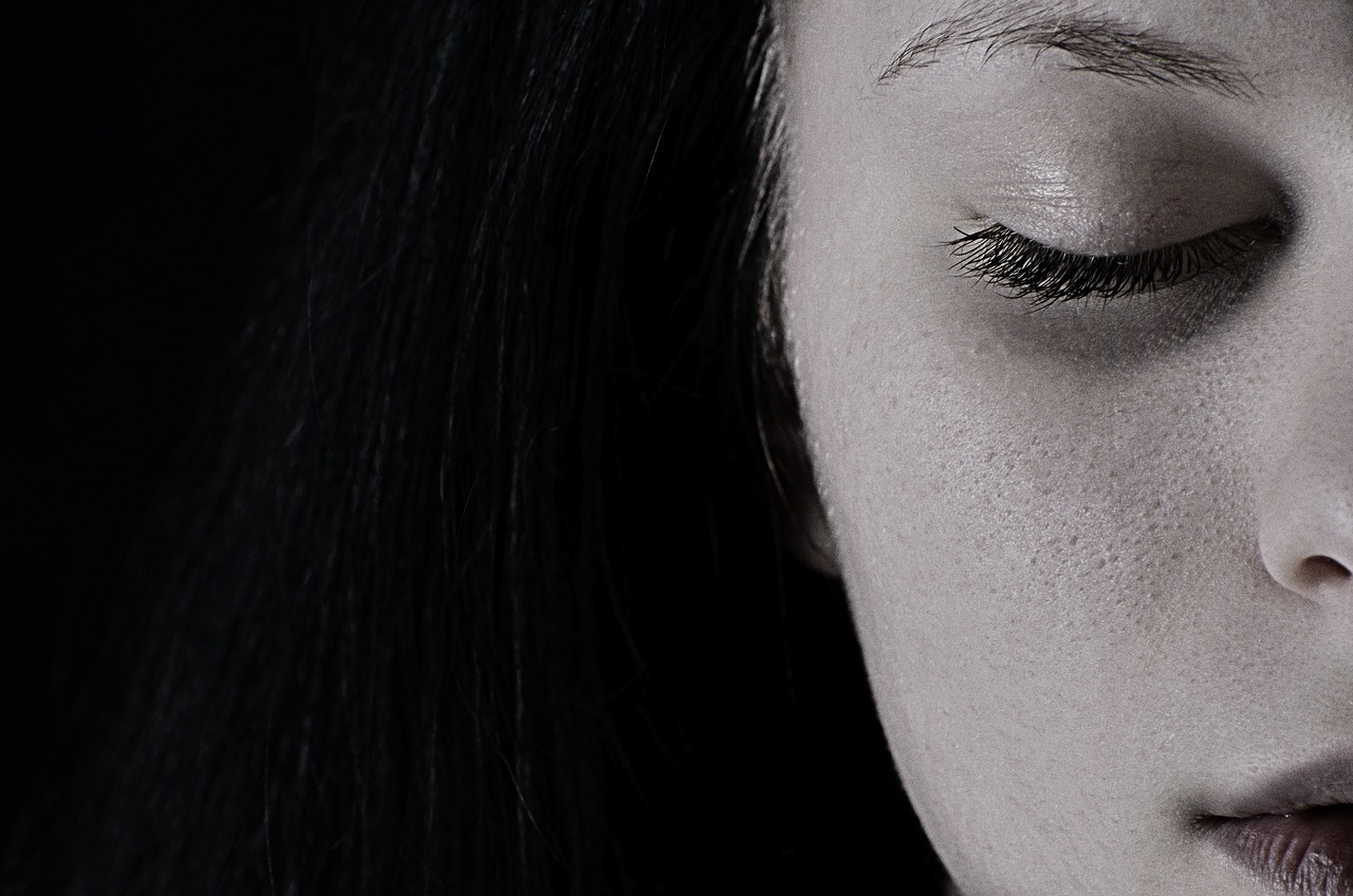 Fél női arc, csukott szemmel pixabay.com-ról