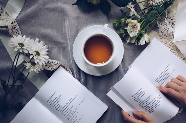 Tea és verses könyv képe a pixabay.com-ról